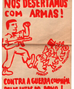 Panfleto-cartaz «Nós desertamos com armas!», encarte do jornal O Comunista, n.º 6, 5/1970( col. Daniel Melo). A deserção no seio das Forças Armadas foi advogada por parte da resistência anti-salazarista. Nesta ilustração, também de Vasco,
o guerrilheiro dá um pontapé em Marcelo Caetano, o ditador que  sucedera a Salazar.